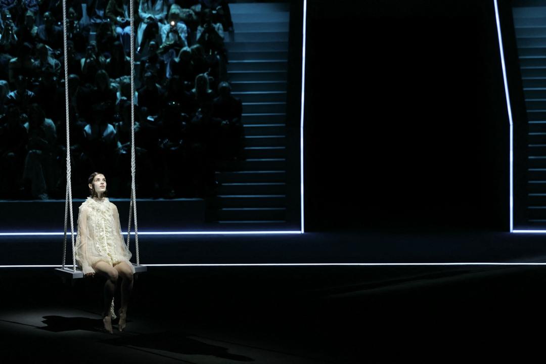 巴黎》Dior 2025秋冬大玩穿越！J’adore Dior T恤回歸展現女性多元面貌