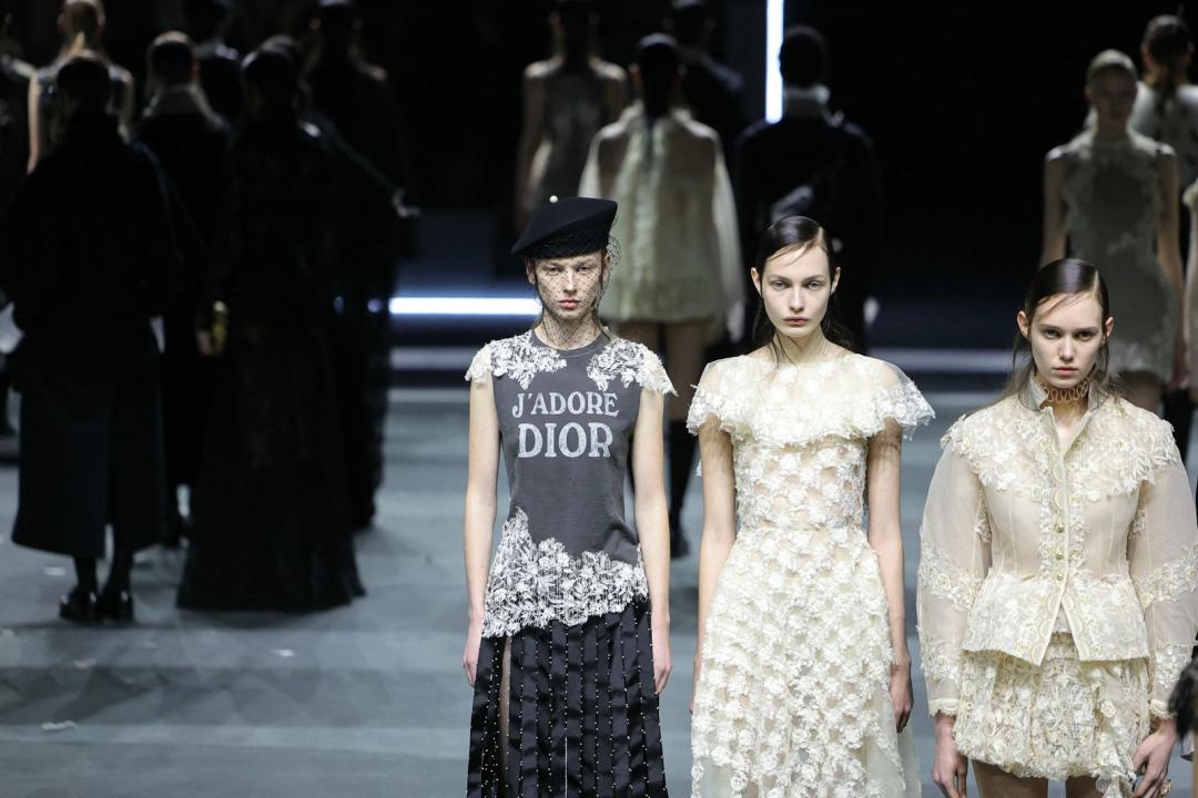 巴黎》Dior 2025秋冬大玩穿越！J’adore Dior T恤回歸展現女性多元面貌