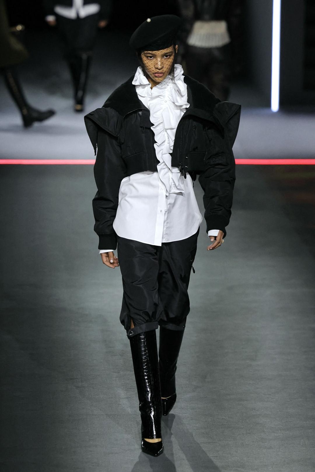 巴黎》Dior 2025秋冬大玩穿越！J’adore Dior T恤回歸展現女性多元面貌