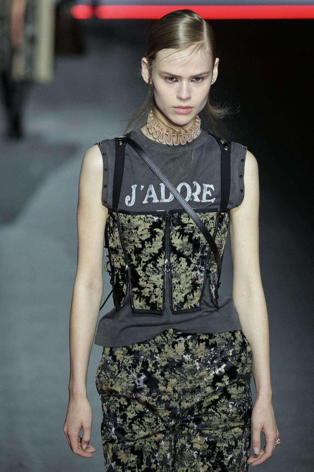 巴黎》Dior 2025秋冬大玩穿越！J’adore Dior T恤回歸展現女性多元面貌