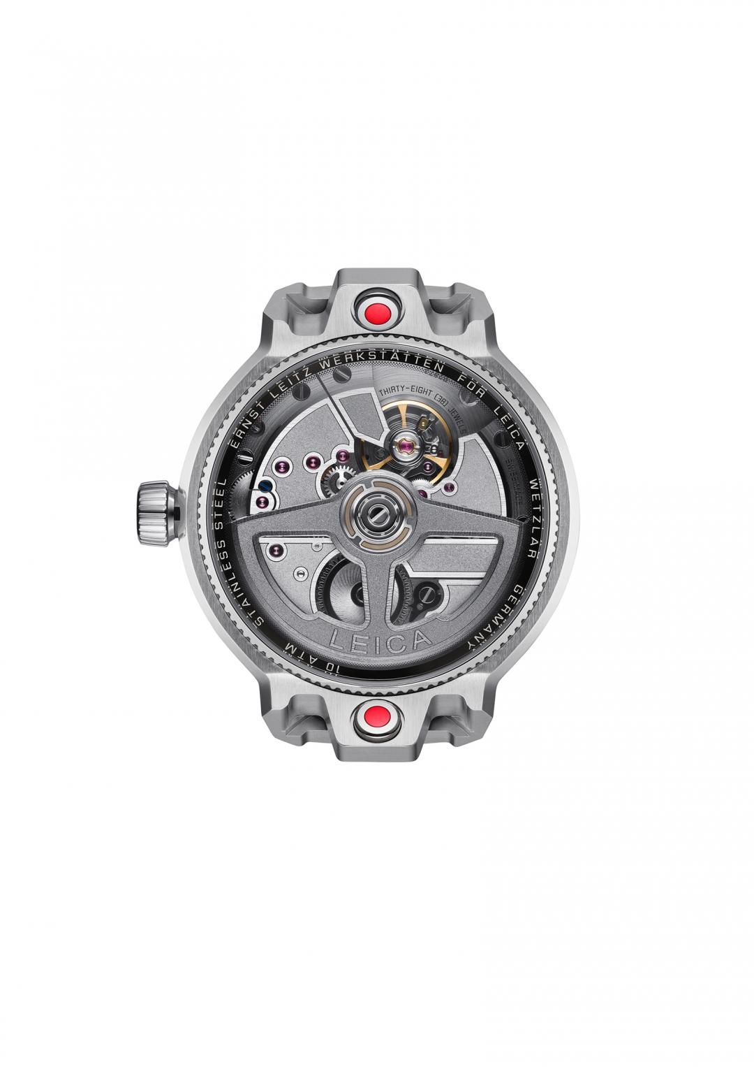 搭載徠卡Calibre LA-3002自動上鍊機芯，鑲嵌38顆寶石讓走時更精準。（徠卡提供）