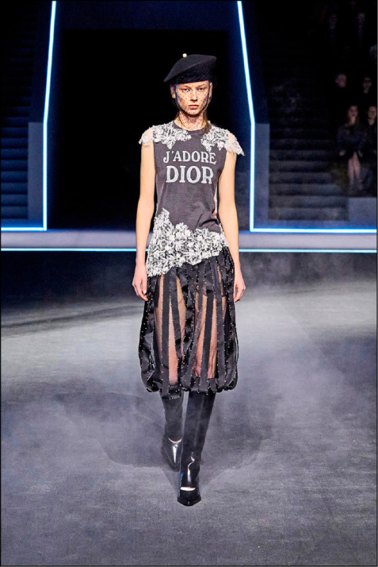John Galliano的J'adore Dior T恤回歸，是本次大秀焦點之一。