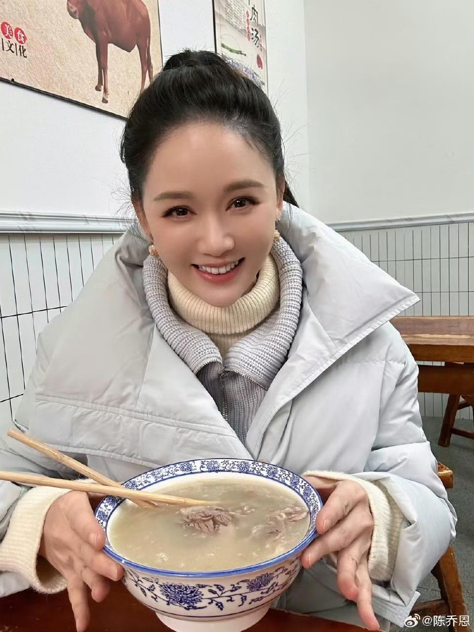 陳喬恩出外景被發現圓潤不少。