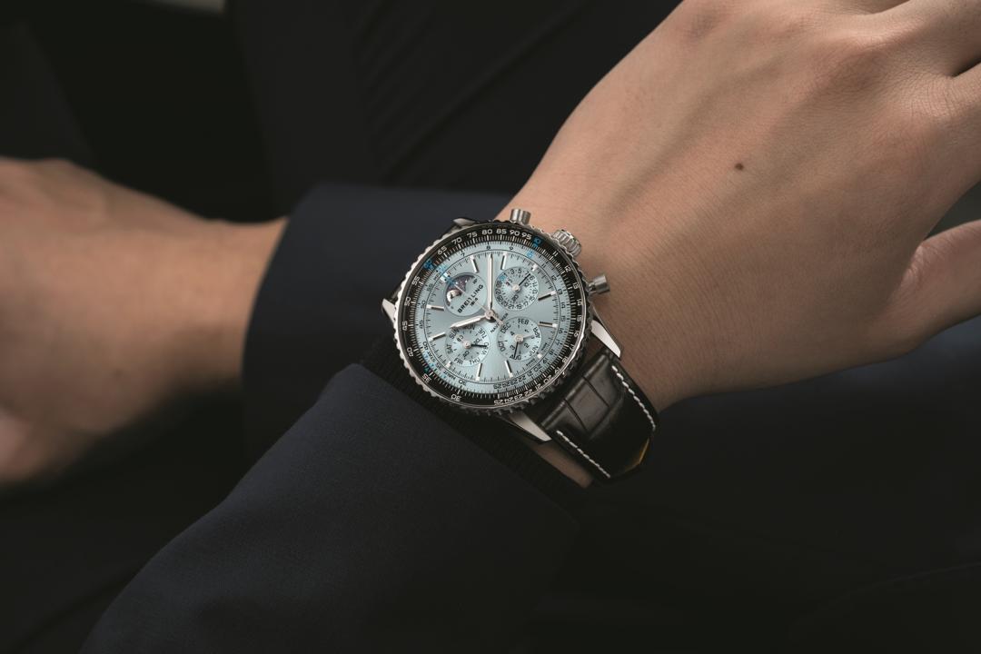 皮革錶帶讓佩戴更顯現代摩登。（Breitling提供）