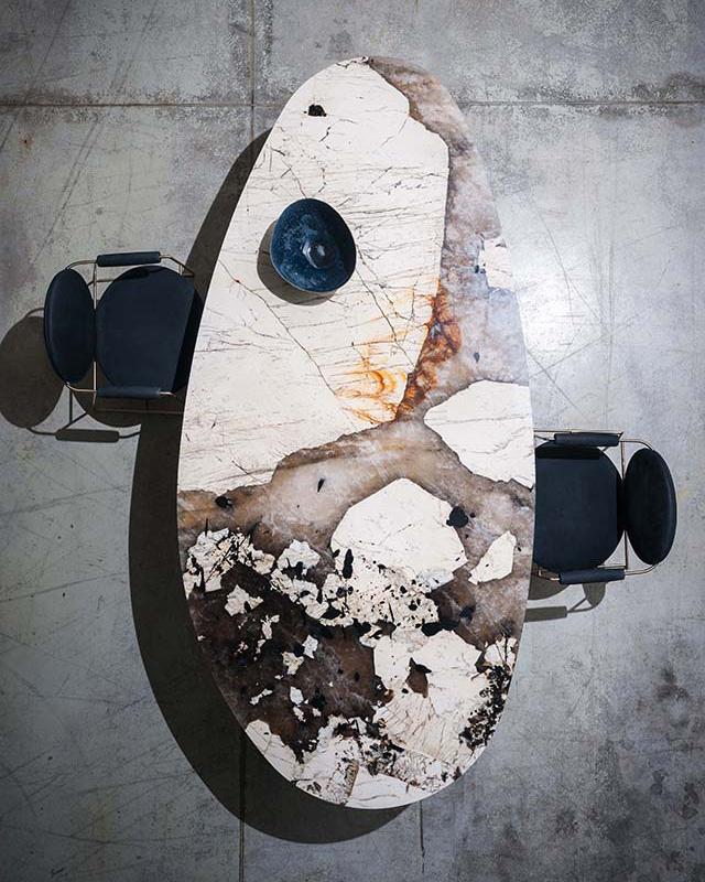 Lagos餐桌以Polar White花崗岩打造，天然紋理使每件作品皆獨一無二。
