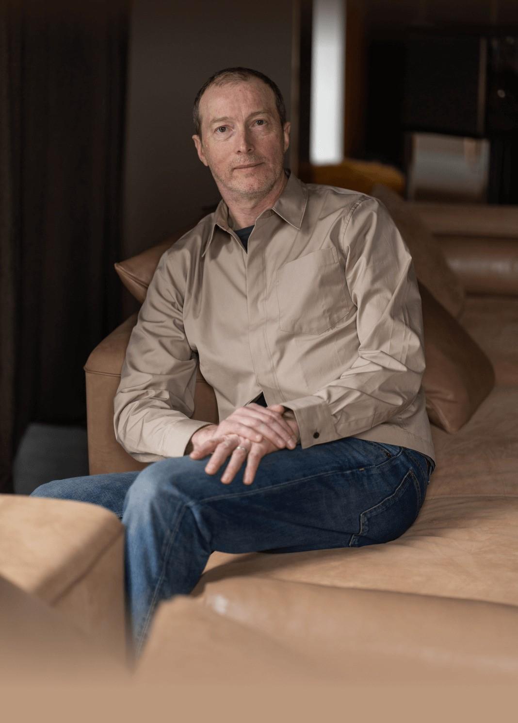 Christophe Delcourt長期與Baxter合作，他深入探索皮革的特色，將其與有機輪廓、流動線條及多層次結構結合，打造獨特風格。