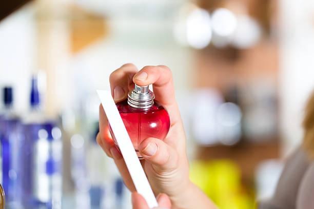 買香水時不要急，一定要多停留至少30秒再試聞。（翻攝自istockphoto）