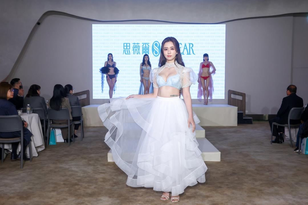 周曉涵開場穿撩波香雪蘭系列內衣，該系列內衣售價介於NT$1,880元～2,080元之間。