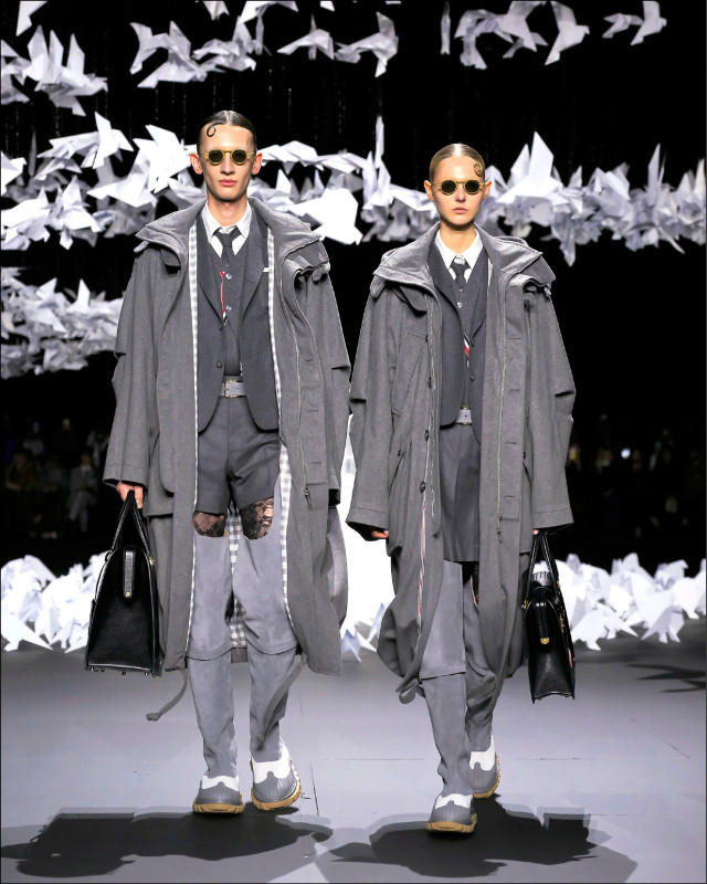 擅長描繪故事的Thom Browne，本季從傳統男裝與制服風格出發，65套新作沒有一件造型下襬重複，百變創意讓人驚豔。