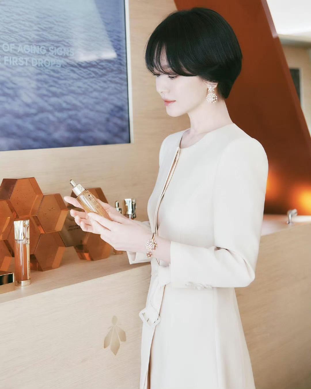 宋慧喬的御姊風造型搭配代言珠寶Chaumet十分相襯。（翻攝自weibo）