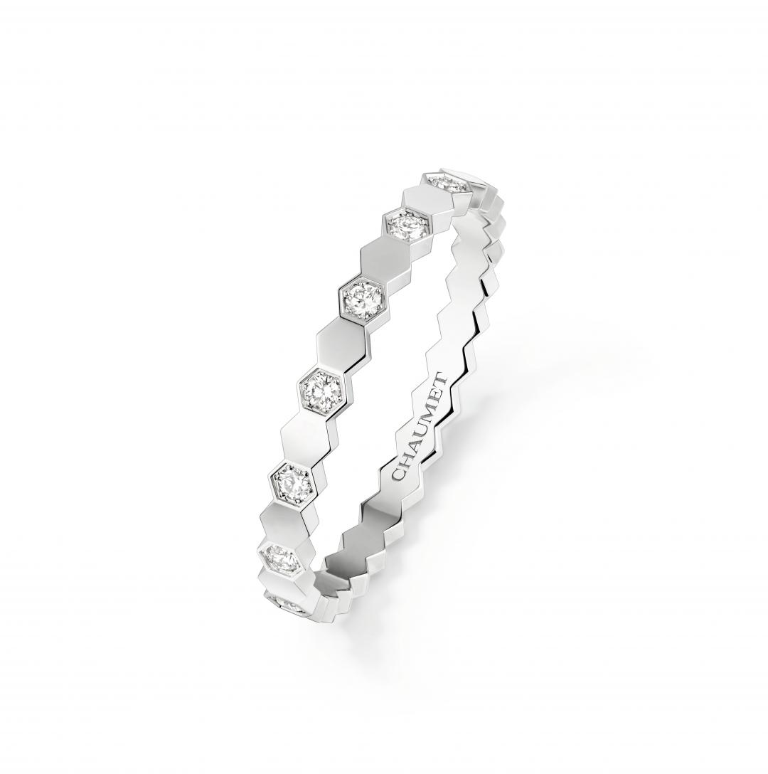 IU佩戴：Bee de Chaumet 18K白金戒指，鑲嵌明亮式切割鑽石，94,800元。（Chaumet提供）
