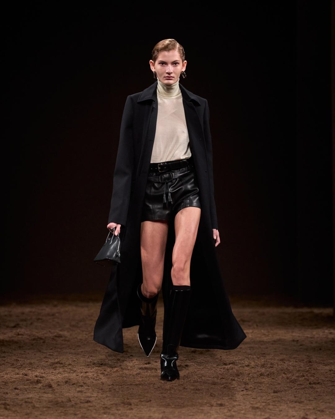 Hermès 2025秋冬系列持續將品牌核心的皮革發揮，透過異材質的混搭創造層次感。（Hermès提供）