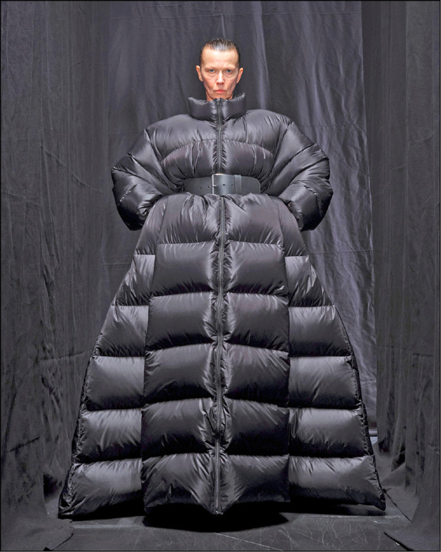 Balenciaga壓軸登場的羽絨禮服，從日常單品延伸，透過繭形輪廓與長且寬大的尺寸，轉化熟悉單品變得不凡。