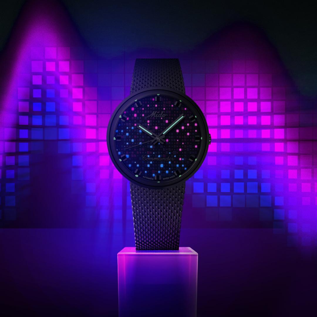 錶盤方塊塗覆Super-LumiNova®夜光塗層，黑暗中依舊閃耀亮眼。
