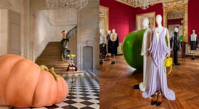 LOEWE選在18世紀落成的Hôtel de Maisons舉辦靜態展，17間主題房間不只展出最新男女裝，也展出品牌的藝術收藏，包括曾於以往秀上出現的裝置、廣告及工坊的藝術裝置等。