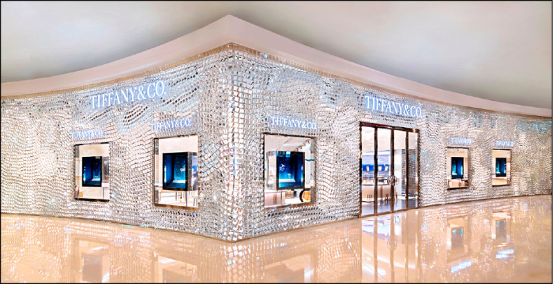 Tiffany & Co.台北101購物中心旗艦店外牆由玻璃磚建構，呈現出如鑽石般的耀眼光芒。