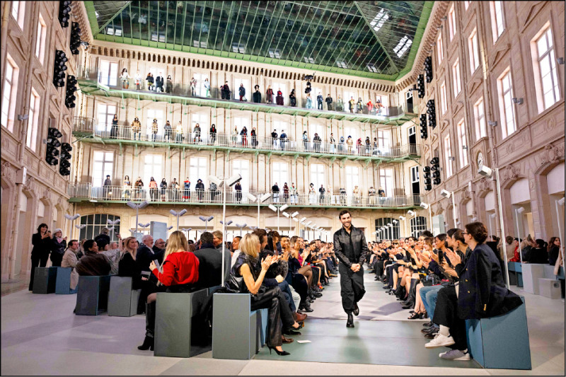 Louis Vuitton 2025秋冬時裝發表秀場以火車站為空間設計，呼應品牌連結旅行的歷史背景。