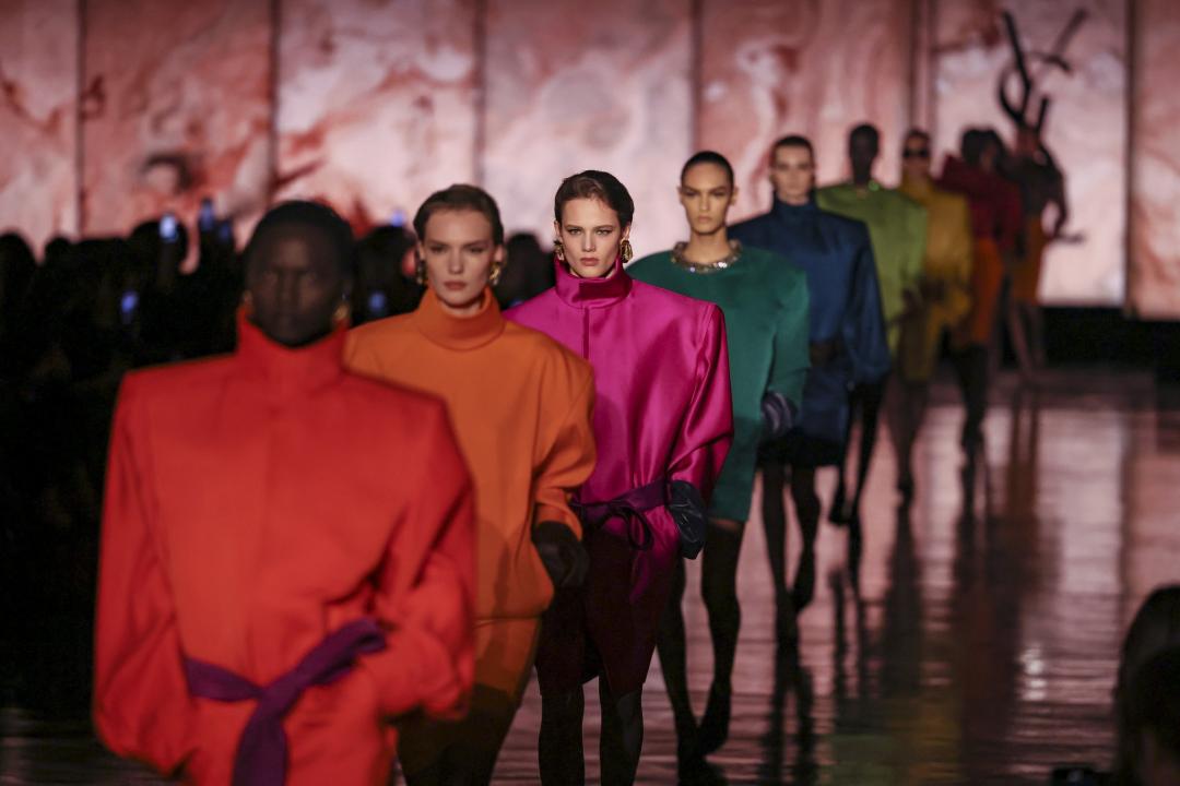 SAINT LAURENT 2025秋冬系列以飽和色系為主，強勁的肩部線條是識別標誌。（圖／美聯社）
