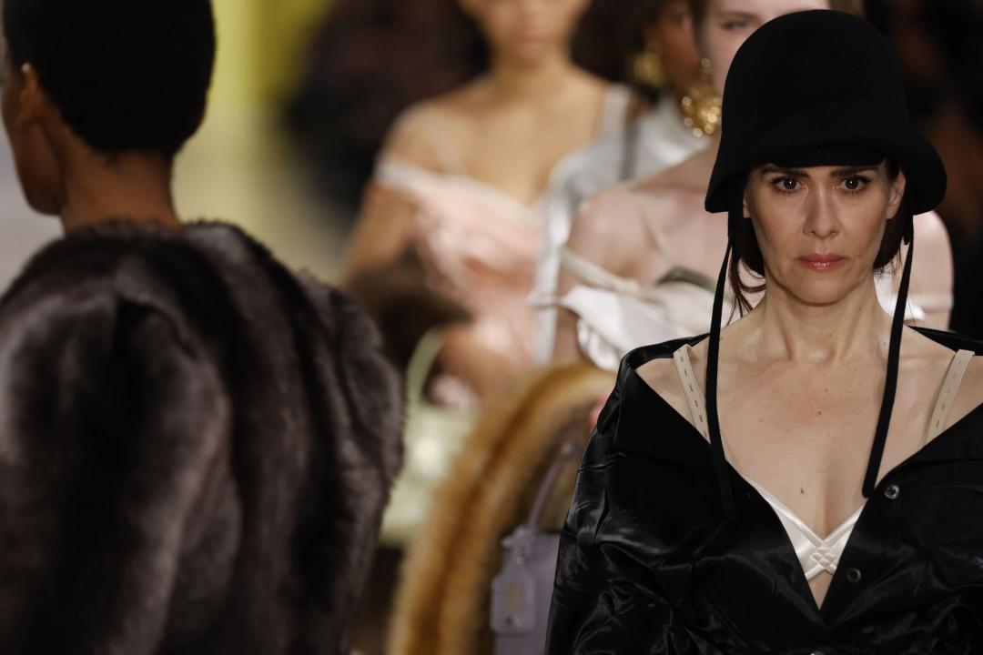 《美國恐怖故事》演技派女星莎拉保羅森（Sarah Paulson）首次站上伸展台，處女秀獻給MIU MIU。