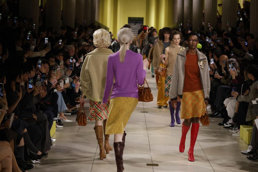 MIU MIU 2025秋冬系列注入復古風格，混搭各個世代的標誌性元素，轉化為當代摩登語彙。