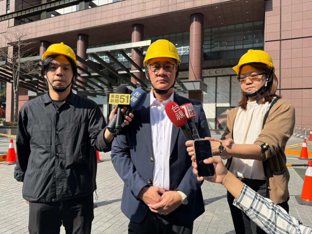 新光三越販促部公關協理張家齊（中），今日針對取貨說明。