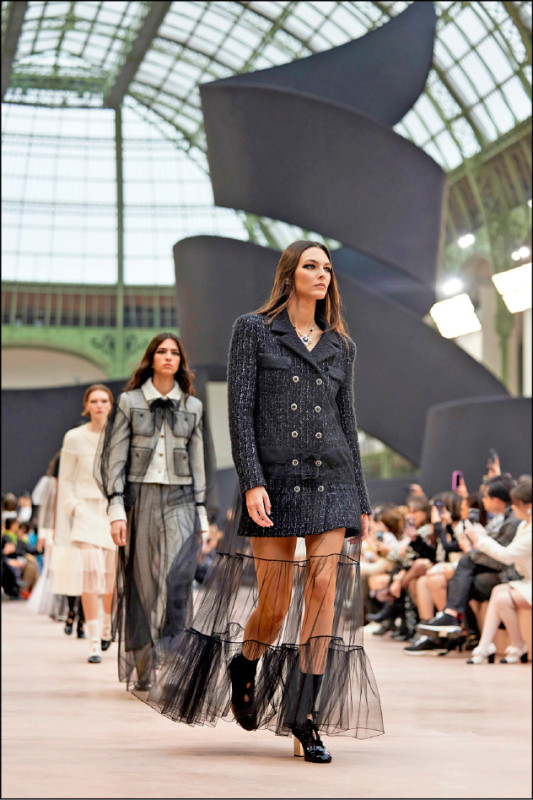 CHANEL 2025秋冬系列發表，秀場上巨型的緞帶藝術裝置呼應品牌核心元素。