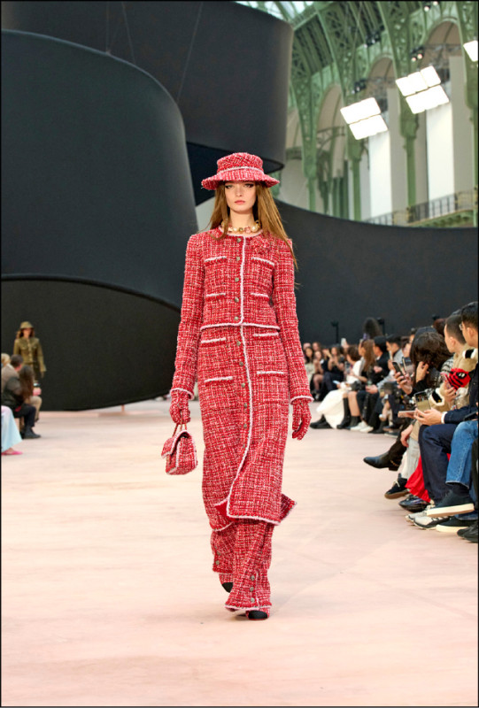 多層次混搭是CHANEL 2025秋冬女裝一大主軸。