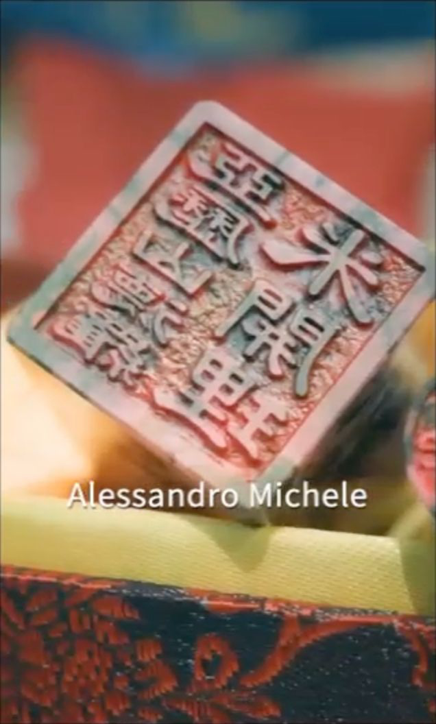 蔡依林帶了伴手禮給品牌創意總監Alessandro Michele，是一枚中文印鑑。（Valentino提供）