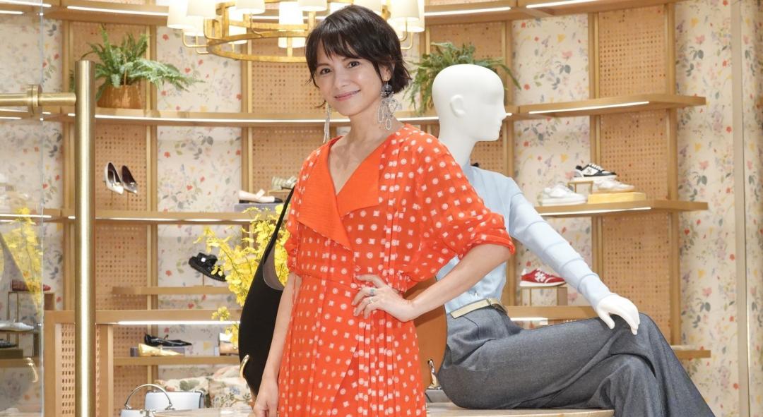 李心潔凍齡狀態現身台北101！時尚活動站台偷打26年前金曲