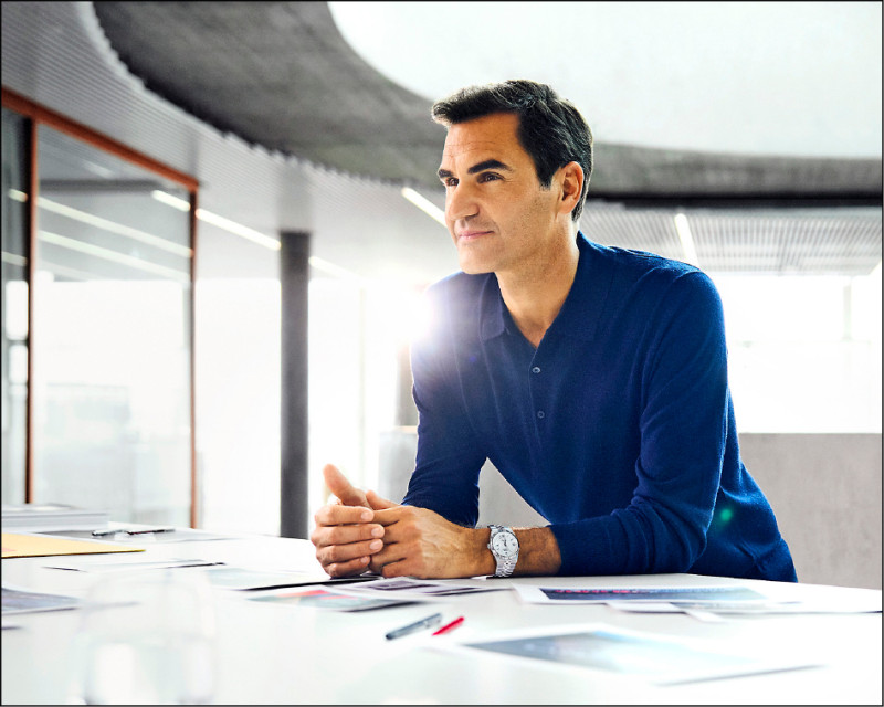 勞力士代言人、網球天王費德勒（Roger Federer）佩戴全新Oyster Perpetual Land-Dweller腕錶，40毫米18K白金錶殼搭配白色錶盤，530,500元。