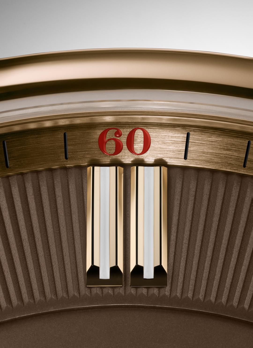 斜面金色外圈印有紅色數字60，為外圈上的分鐘刻度增添一抹色彩。