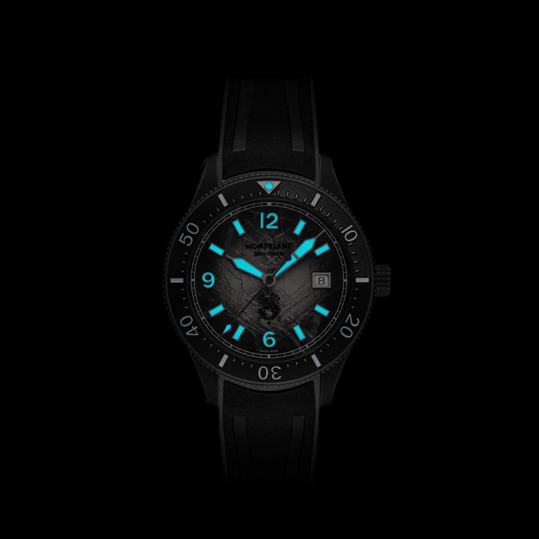 時標和指針S塗覆Super-LumiNova®夜光塗層，可發出藍光。