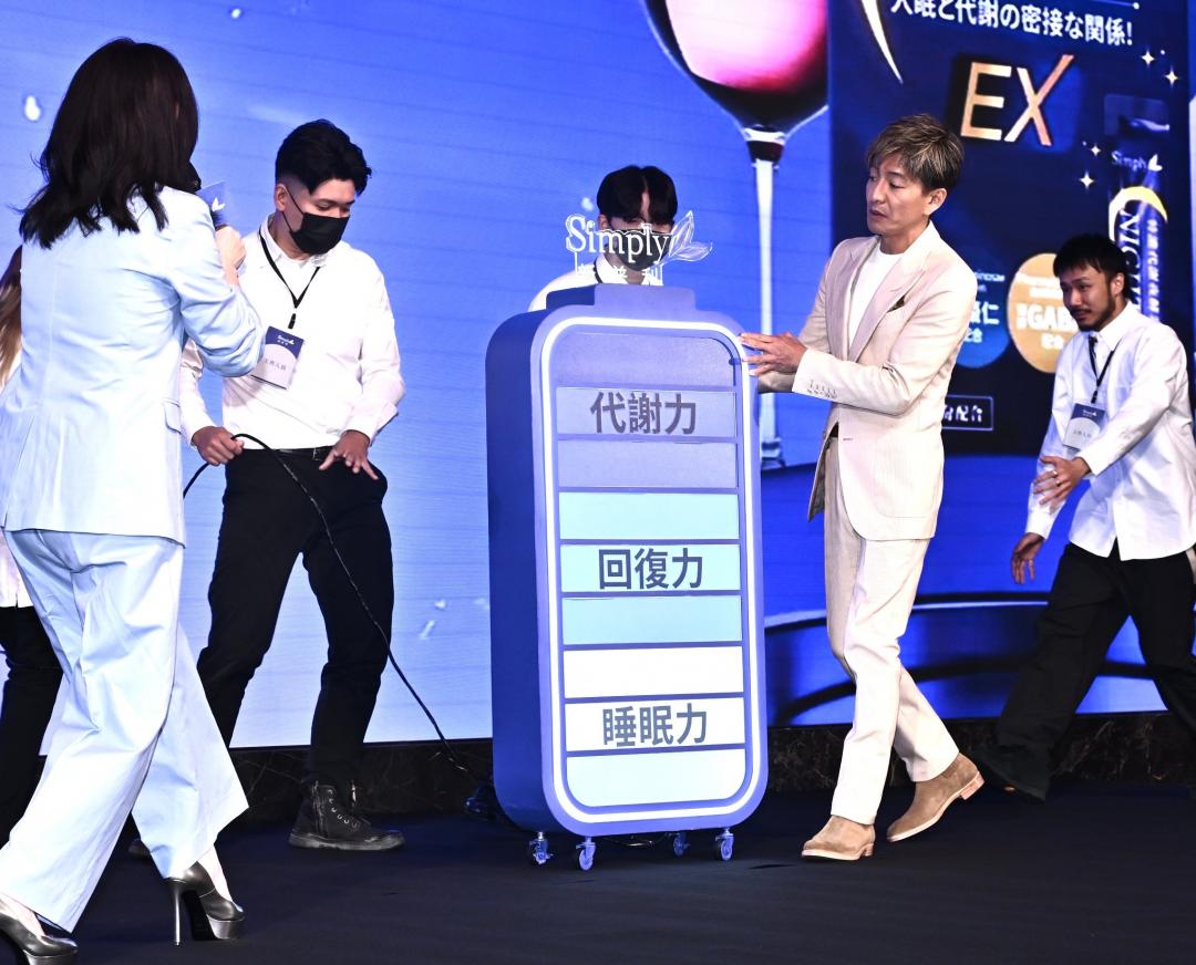 木村拓哉暖心送台灣保鏢「香奈兒領帶」！經典滿版雙C款 一條萬元起跳