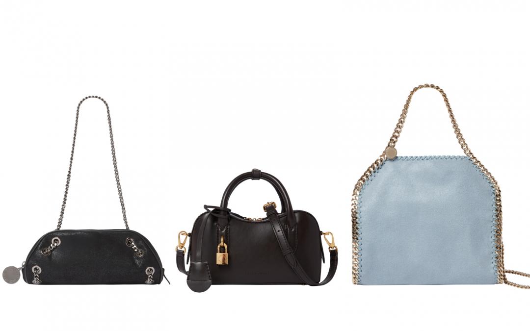 （左起）Falabella Bowling肩背包（NT$37,200）、冰藍色Falabella小型托特包（NT$43,600）、深棕色Stella Ryder斜背包（NT$43,600）。