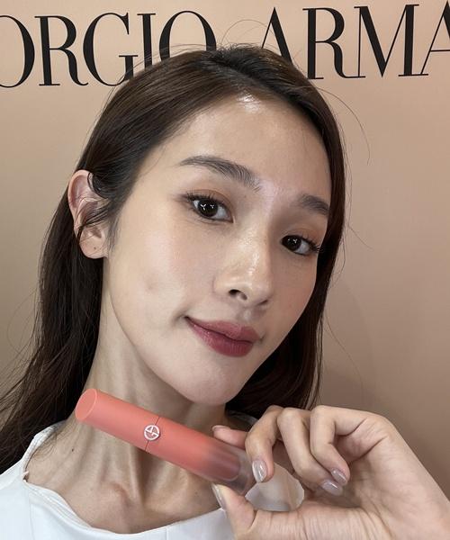 Armani以粉裸棕為基調，打造不挑膚色且顯氣色的唇彩。