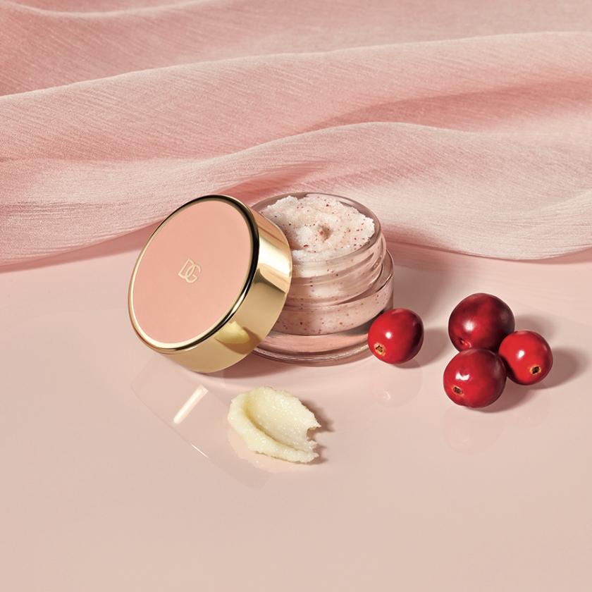 DOLCE&GABBANA以義大利蔓越莓萃取與乳木果油，打造「蔓越莓粉砂去角質修護唇霜」，1,400元。