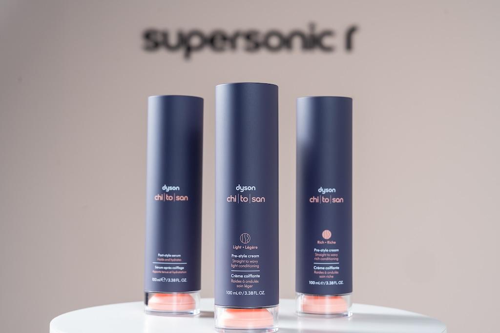 Dyson Chitosan™養護造型系列，包含護髮精華造型乳(滋潤型/光澤型)、完美定型精華乳，皆為100ml/1,990元；補充瓶1,790元。