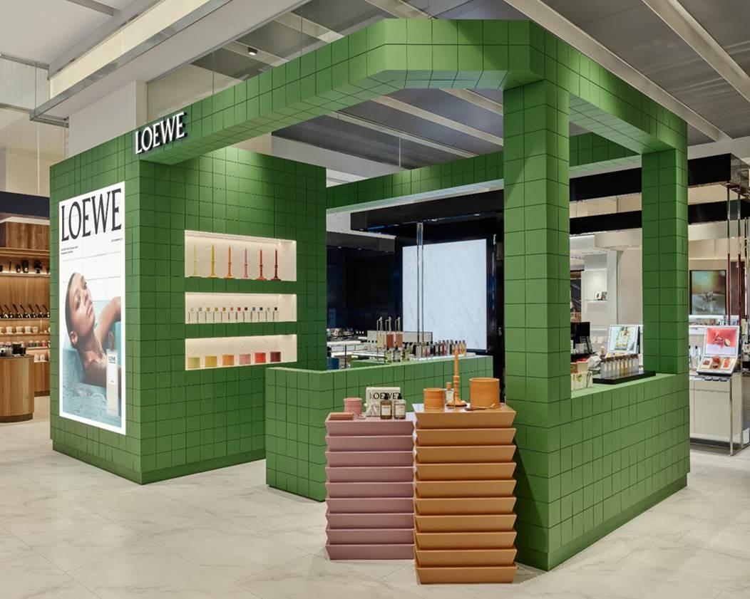 香氛體驗店裡呼應著LOEWE絢麗多彩的零售概念，營造出以自然為靈感的蠟燭工坊氛圍。