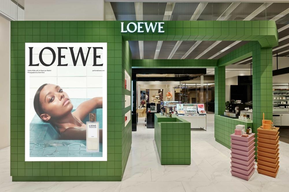 LOEWE以香氛蠟燭工坊為概念，打造全新「香氛體驗店」，圖為DIAMOND TOWERS體驗店。