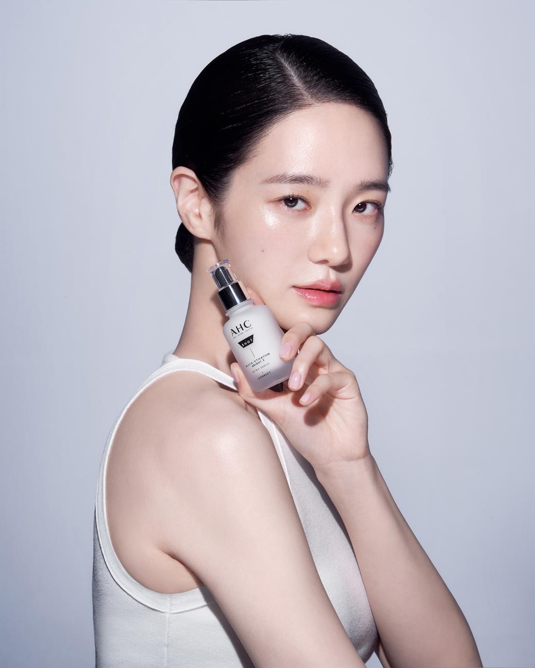 AHC以韓國醫美盛行的美白針為靈感推出「超秒晶透穀胱甘肽系列」。