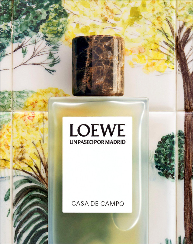 LOEWE漫步馬德里系列田園之家，是今年推出的「漫步馬德里系列」三款全新中性香水之一，調香師將紫羅蘭、檀香木與麝香融合，綻放出花香、木質與琥珀調交織而成的細膩氛圍，彷彿置身於清幽且充滿詩意的城市綠洲，100ml／10,650元。