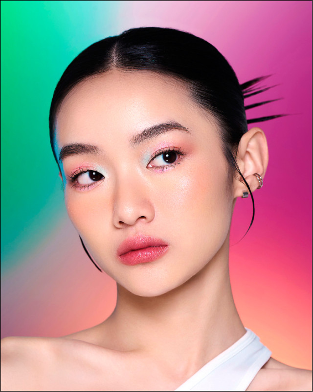 植村秀聯手新加坡虛擬藝術創作家Shavonne Wong，打造充滿未來感的妝容。