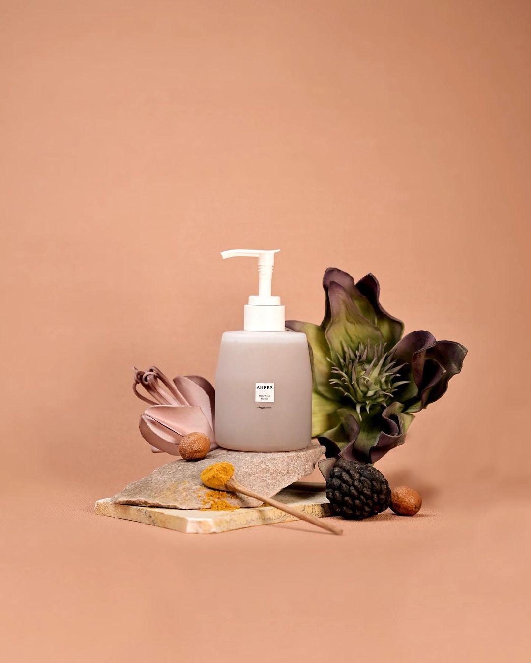AHRES磨砂洗手露，310ml/1,000元，共有波光、繁花、薄暮3款氣味。