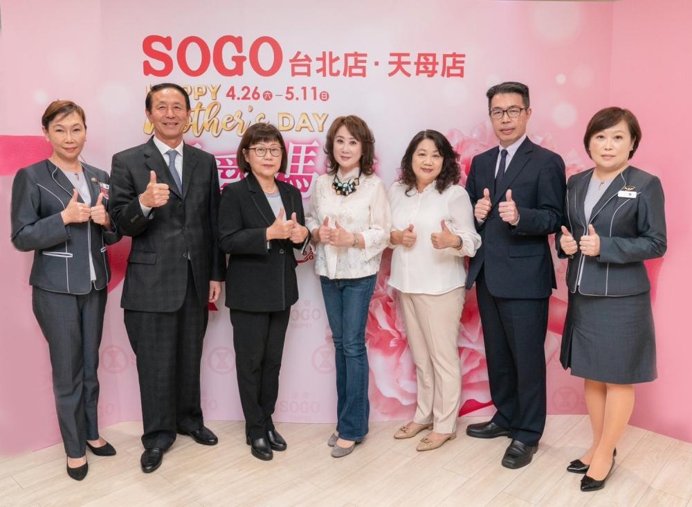 遠東SOGO董事長黃晴雯(圖中)今4月22日率領總經理吳素吟與一級主管們一同為母親節檔期揭開序幕。