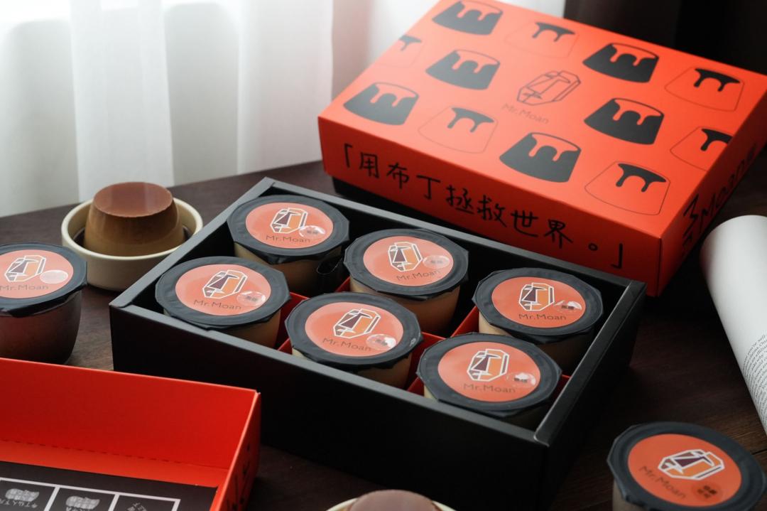 莫恩先生致力於將布丁與不同元素相結合，創造出全新的風味與視覺效果。