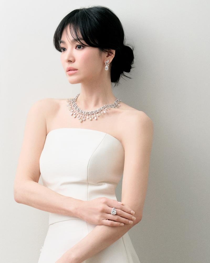 宋慧喬選穿一襲白色抹胸禮服展現甜美清興氣場。（Chaumet提供）