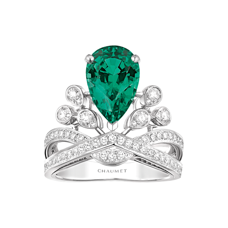 Joséphine Aigrette Impériale 鉑金戒指，鑲嵌1顆重2克拉以上的梨形切割祖母綠和明亮式切割鑽石。（Chaumet提供）
