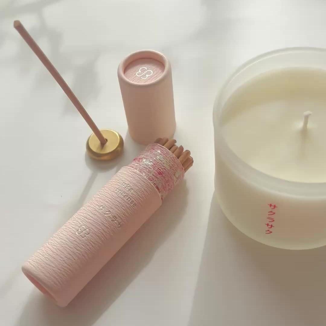春櫻初綻香氛蠟燭，70g/，1,450元；春櫻綻放迷你線香，27支，1,300元。