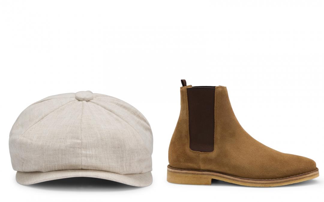 （左起）米色亞麻報童帽（NT$3,500）、駝色麂皮切爾西短靴（NT$15,400）。