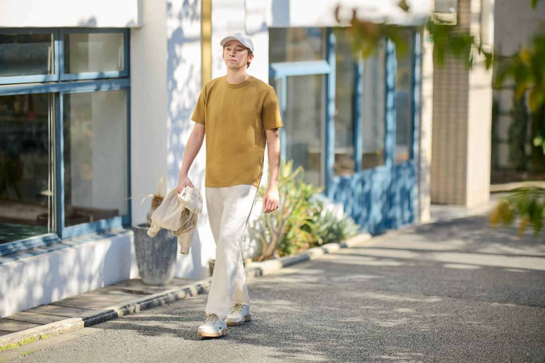 男裝Uniqlo U圓領T恤，原價NT$390元、4/25-4/30新店獨家優惠NT$290元。